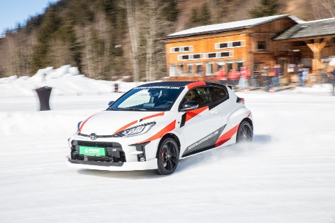 Mit Toyota GR Yaris driften lernen bei unseren Wake Up Snowdrift Kursen.