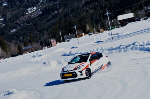 Toyota Yaris GR mit Rennsportautomatik und Wippschaltung im Einsatz bei unseren Rallye Drift Kursen.